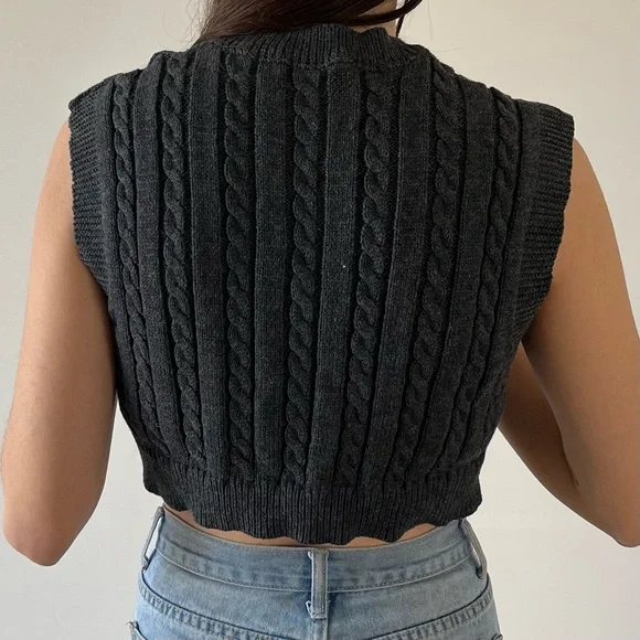 ☕️ charcoal cable knit cropped vest - Picture 3 of 3